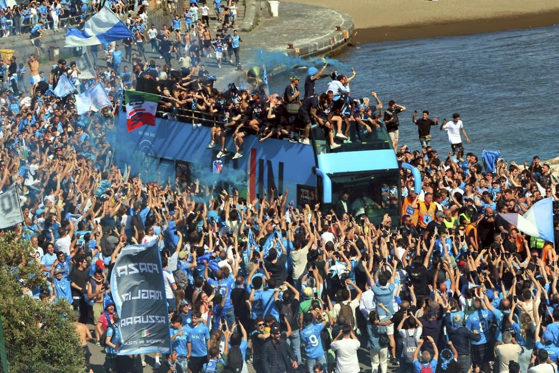 Napoli si colora d'azzurro per la sfilata scudetto