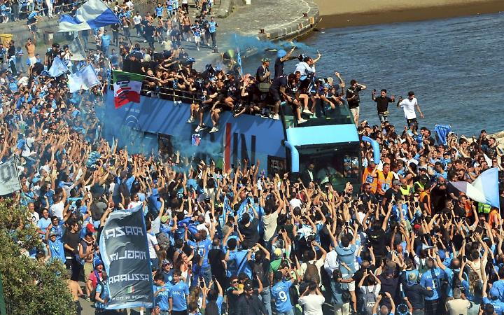 Napoli si colora d'azzurro per la sfilata scudetto
